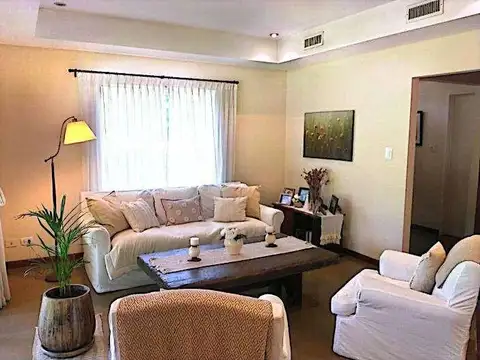Casa en Alquiler con 5 cocheras
