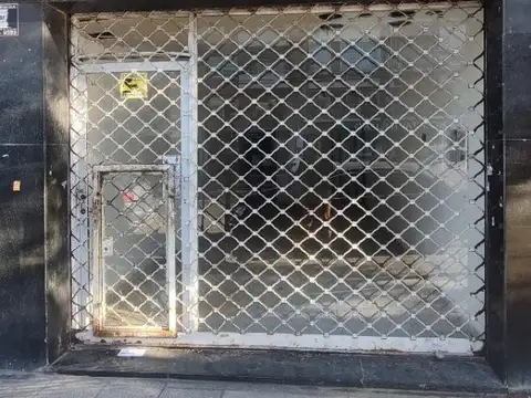 Excelente local en avenida comercial