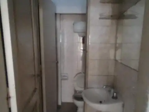 Excelente local en avenida comercial