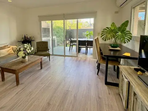 Venta Triplex de 4 Ambientes con Jardín -barrio privado Lomas de San Isidro
