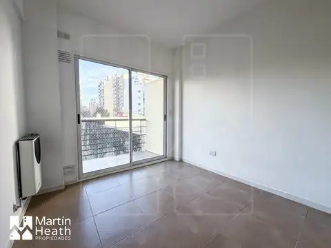 -ALQUILER- 2amb. con ventilación cruzada de aire y balcón. Edificio con pileta.