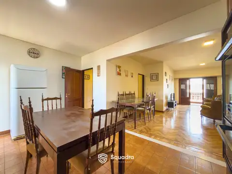 ALQUILER - Departamento de 3 dormitorios con balcón aterrazado, patio y depósito - Fisherton.