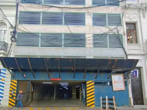VENTA COCHERA EN URQUIZA ENTRE SARMIENTO Y MITRE