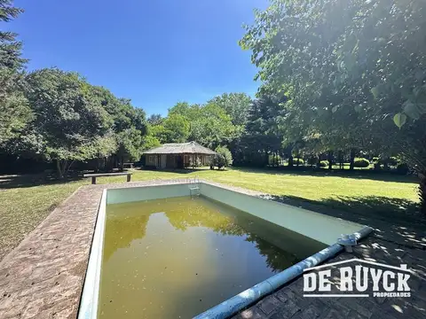 Casaquinta en barrio semicerrado Los Ombues, excelente ubicación en el barrio