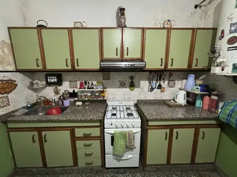 Casa con dpto. independiente, quincho y galpón