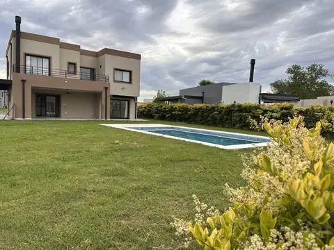 Casa en alquiler anual de 5 ambientes con pileta en Haras Santa María, Escobar