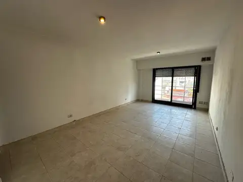 En Venta 1 Ambiente Con Balcon, Pleno Centro