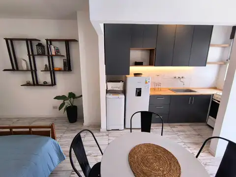 1 ambiente al contrafrente con balcón saliente