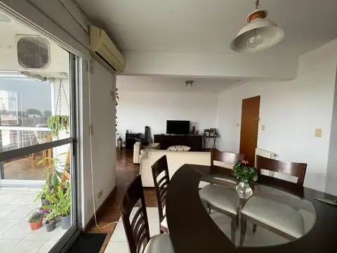 Departamento en Venta de Tres Dormitorios en Barrio Martin Rosario con Cochera