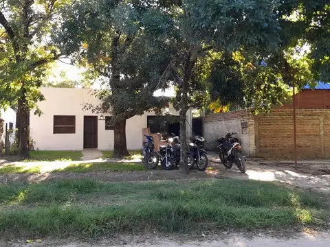 VENDO CASA CON GRAN TERRENO SOBRE AVENIDA EN ESQUINA 