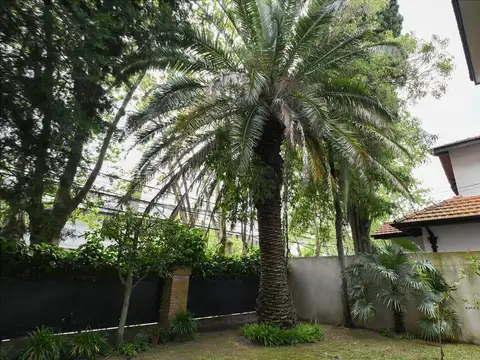 Casa 8 ambientes con 4 baños
