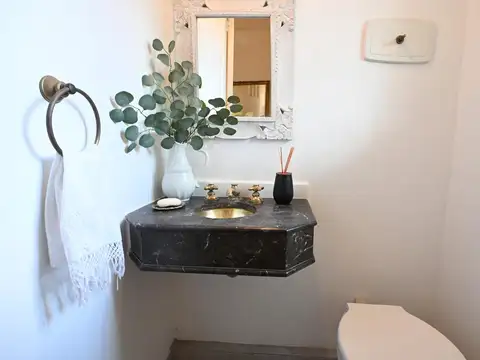 Casa en venta 8 ambientes con jardín en Acassuso San Isidro