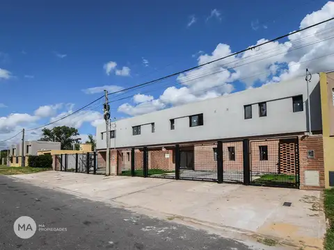 Casa 3 Dormitorios - Petrone 9000 - Fisherton Rosario | Venta