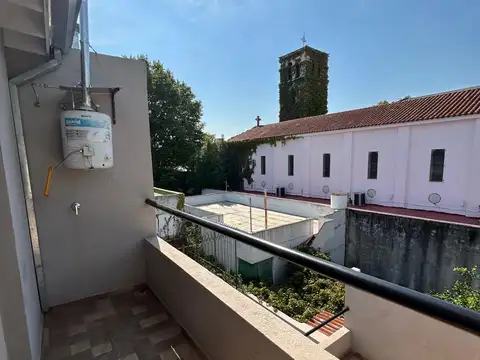 Dos ambientes contrafrente con patio y balcon
