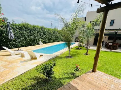 Casa En Venta Barrio Altos De Manzanares, cerca de la Entrada