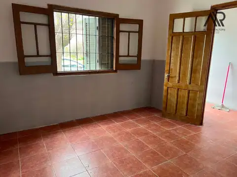 CASA ALQUILER SAYAGO AV MILLAN DOS A TRES DORMITORIOS SIN GASTOS COMUNES PATIO