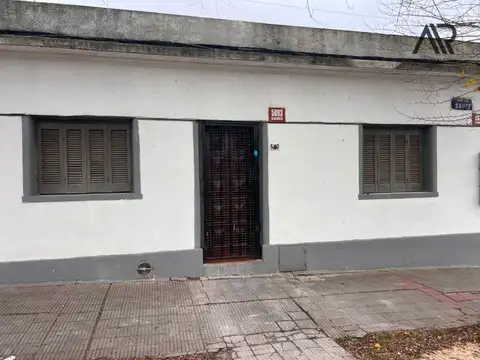 CASA ALQUILER SAYAGO AV MILLAN DOS A TRES DORMITORIOS SIN GASTOS COMUNES PATIO