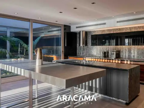 Casa en Venta con 4 cocheras