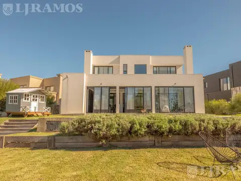Casa 6 ambientes con 4 baños