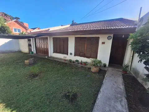 Chalet de 2 ambientes con amplio parque.