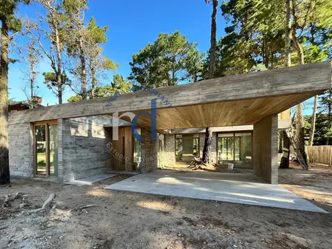 Casa 4 Dormitorios en Venta en Pinamar Zona Álamos