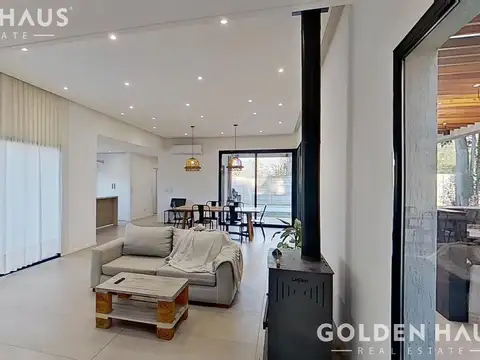 Casa en Venta con 2 cocheras