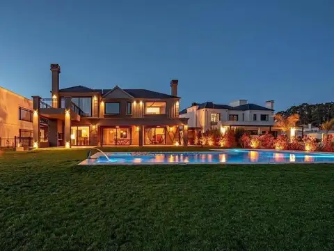 Casa en Venta con 2 cocheras