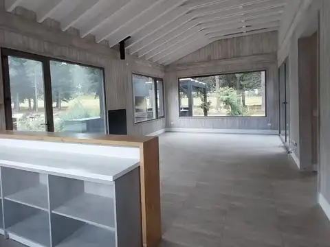 Casa en Alquiler con 2 cocheras