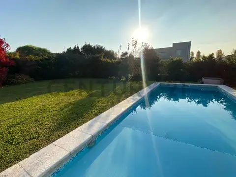CASA CON PILETA PARQUIZADA AC EN TODOS LOS AMBIENTES