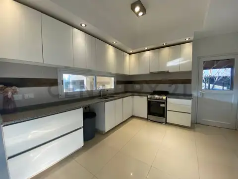 Casa 5 ambientes con 3 baños