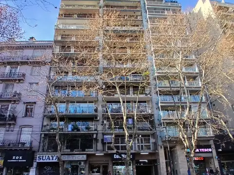 DEPARTAMENTO DE 4 AMBIENTES CON DEPENDENCIA Y ESPACIO GUARDACOCHES CUBIERTO.