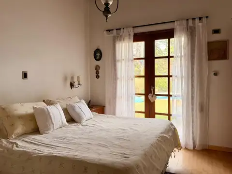 Alquiler casa con pileta en Barrio Dalvian