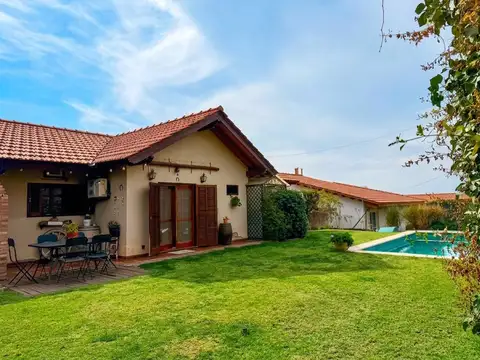 Alquiler casa con pileta en Barrio Dalvian