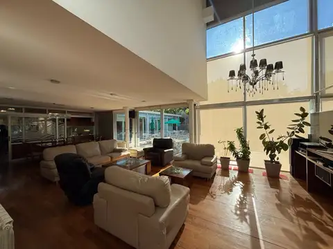 Casa en Venta con 5 cocheras