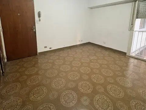 Alquiler 2 amb. de 34 m2 Interno. Cocina integrada al living,  en segundo  piso, buen estado.