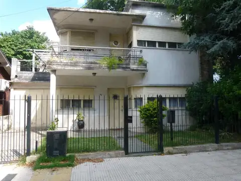 Casa de 4 ambientes/patio y cochera VENTA Acassuso