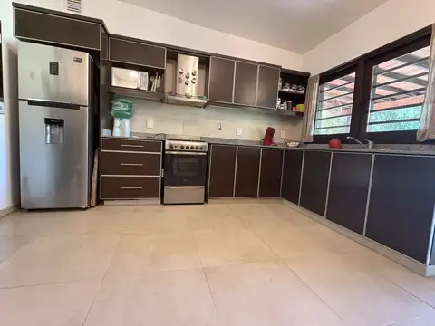 Casa 3 ambientes con 2 baños