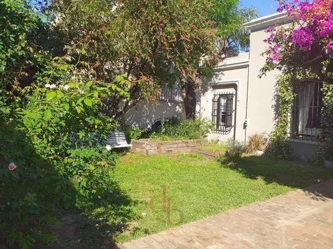 Casa en Alquiler con 2 cocheras