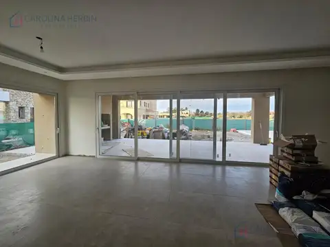 Casa en Alquiler con 2 cocheras