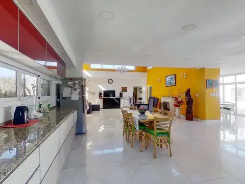 Casa 5 ambientes con 4 baños