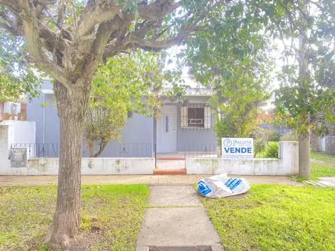 Casa dos dormitorios más lote en barrio centro