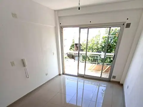 1 1/2 AMB C/COCHERA FIJA,FTE BALCÓN,COC. INT.C/ESP. P/LAVARROPA,BAÑO COMP,EDIF C/PARRILLA Y TERRAZA