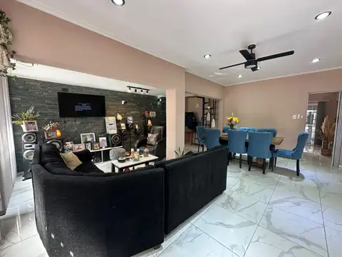CASA A LA VENTA DE TRES DORMITORIOS Y PILETA