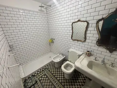 Casa 10 ambientes con 5 baños