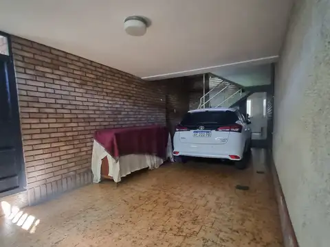 Casa 8 ambientes con 4 baños