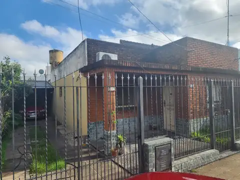 CASA 3 AMBIENTES 218 MTS 2 APROX. PATIO VIDRIADO ,FONDO CON PILETA Y GARAGE PASANTE , PALOMAR 