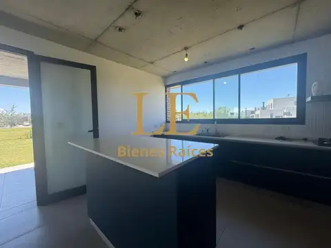 Casa en Venta con 5 cocheras
