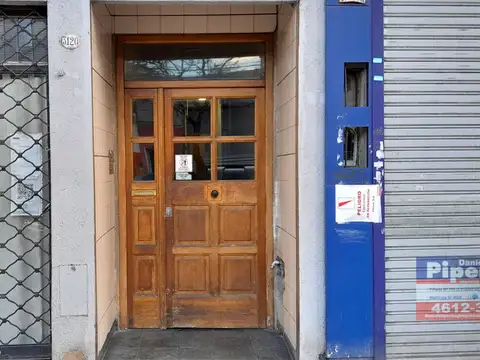 Departamento 2 ambientes, contrafrente con cocina y baño. Regia ubicación. Bajas expensas. Muy bueno