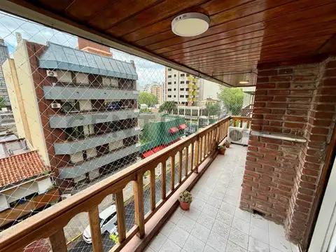 Departamento de 4 ambientes con dependencia, cochera y baulera en el barrio La Perla.