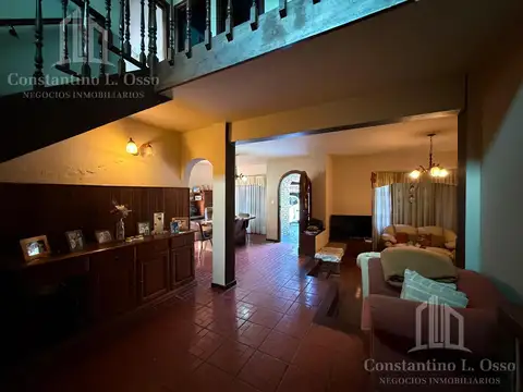 Casa con jardin y pileta - Remedios de Escalada centro - Venta